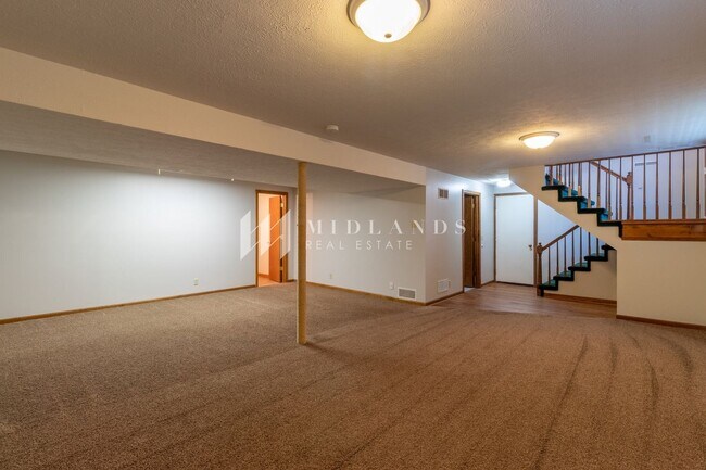 Building Photo - Updated Two Springs Split Entry
