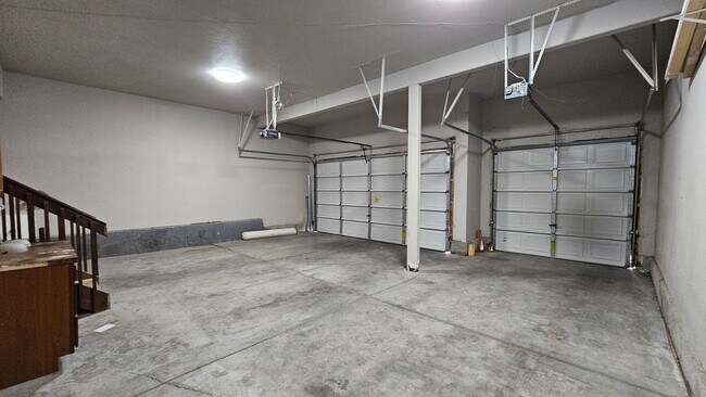 Building Photo - SPACIOUS HOME WITH FINISHED BASEMENT IN NORTH RANGE VILLAGE!