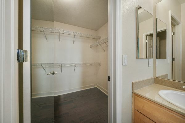 Building Photo - 1706 20th Ave