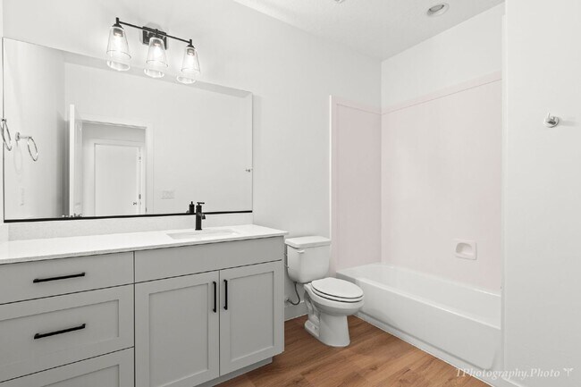 Building Photo - "Beautiful pet friendly 3-Bedroom, 2.5 Bat...