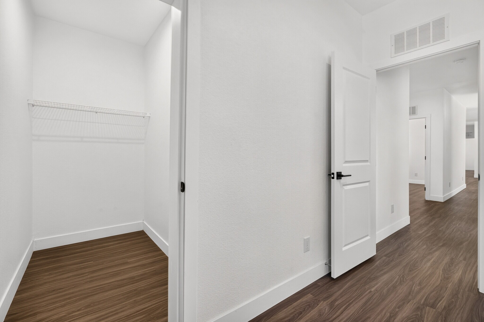 Building Photo - 464 Jessop Ave