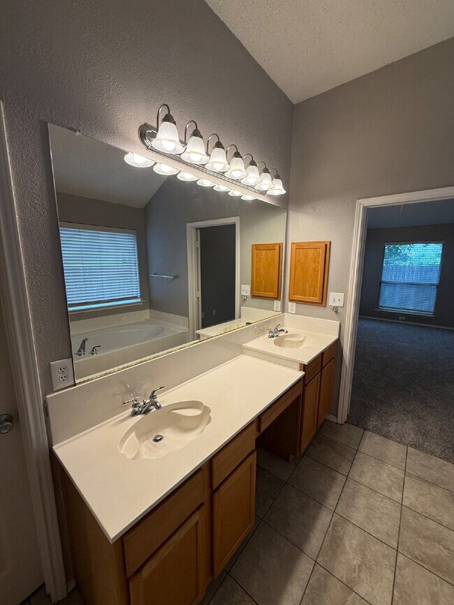 Building Photo - Charming 3 Bedroom Haven with 2 Full Baths in Fort Worth. Spacious 1748 Sq. Ft. Retreat on Comfor...