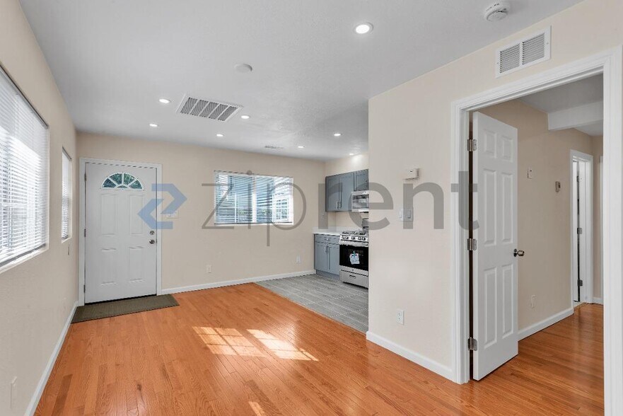 Building Photo - Unit