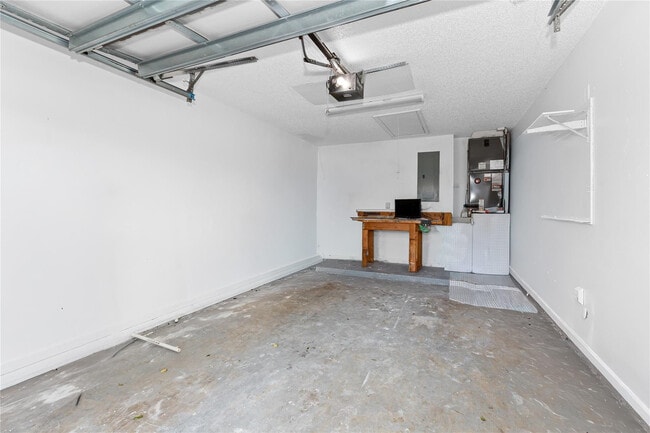 Building Photo - 5051 Pine Dr