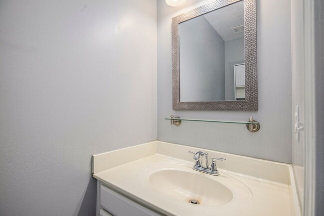 Building Photo - 2BR/1.5BA Townhouse in Smithville: GREAT LOCATION