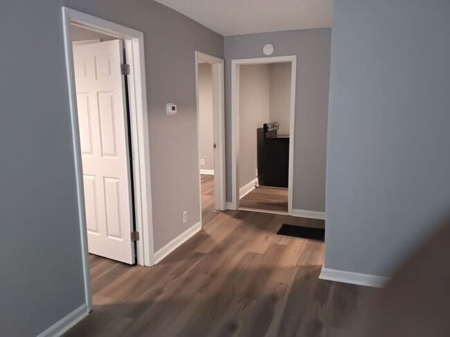 Building Photo - Updated 2 bedroom 1 bath duplex in Capitol...