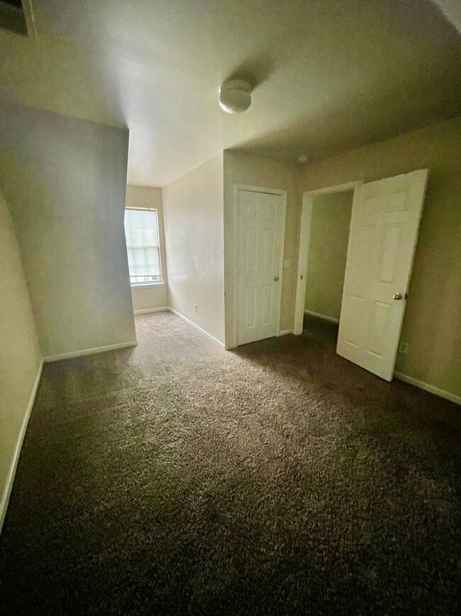 Building Photo - Must see 4 bedroom 2.5 bath townhouse with...