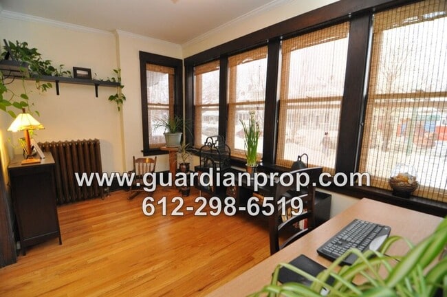 Building Photo - Merriam Park Condo Available September 1st, Main Floor Corner Unit, Hardwood Floors, Sunroom, Par...