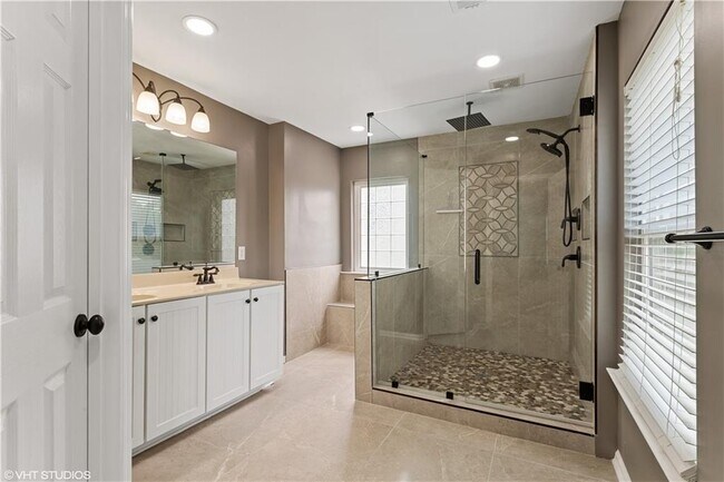 Building Photo - 379 Roseglen Dr NW