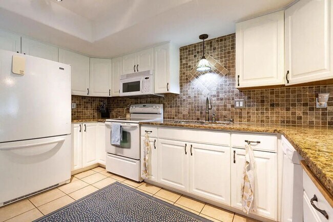 Building Photo - Easy Living! 3 Bedroom Home Condo in St. G...