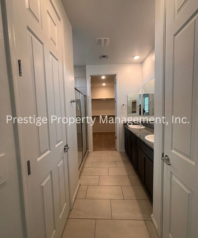 Building Photo - Beautiful 2/2 2-Story West Side Home With ...