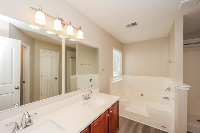 Building Photo - 41 St Charles Pl