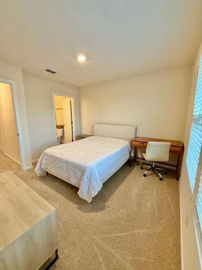 Building Photo - 2BR/3BA Townhome Sweet Townhome - Pet Frie...