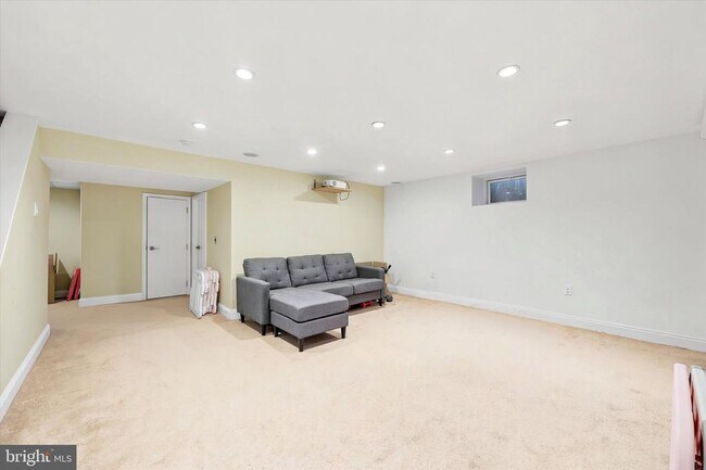 Building Photo - 1646 Surrey Ln
