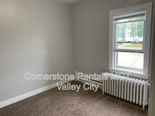 Building Photo - 208 5th Ave SW