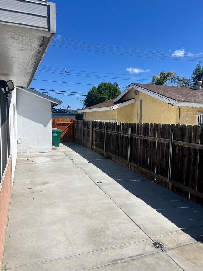 Building Photo - 3 bedroom, 2 bath with 2 bonus rooms and huge fenced yards!