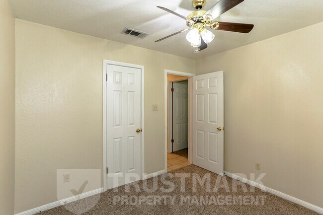 Building Photo - 800 Silver Creek Dr