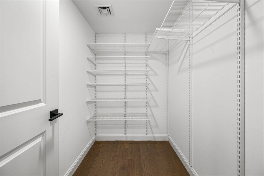 Building Photo - 225 E Eagle St