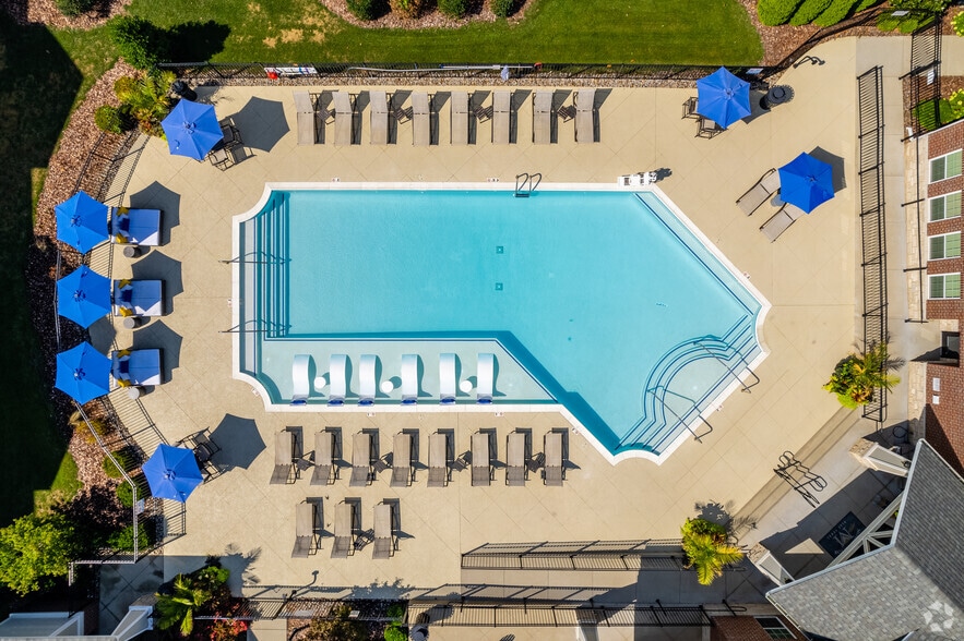 Pool - Mount Victor Olde Towne Luxury Apartments