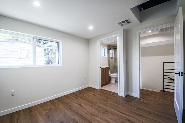 Building Photo - Ultra-Luxury Brand New 2 bed/2.5 bath and ...