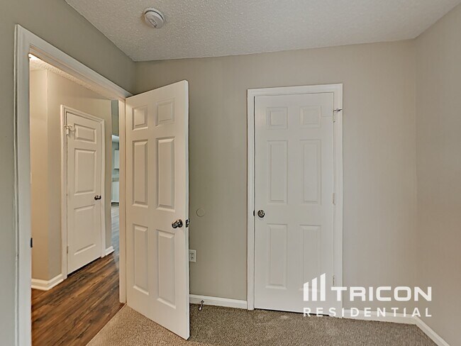 Building Photo - 6530 Lynmont Dr