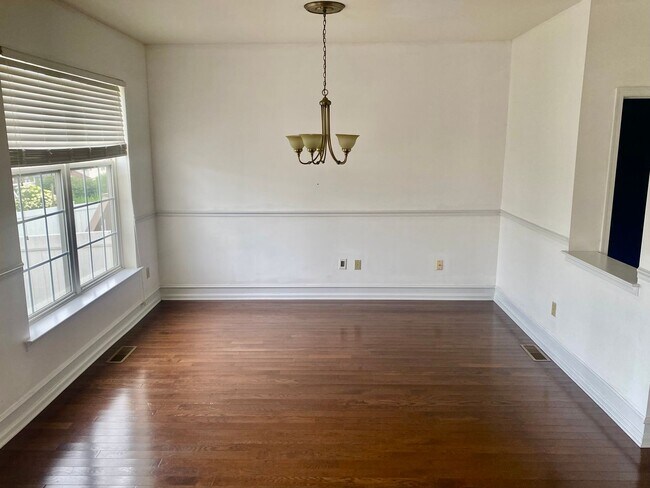 Building Photo - 5494 Spring Ridge Dr W