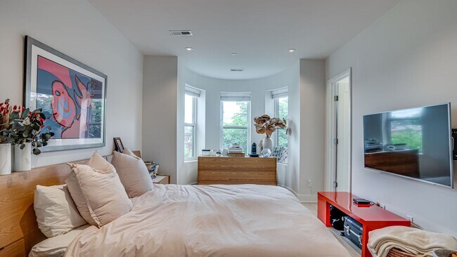 Building Photo - Luxurious Living in NW DC!