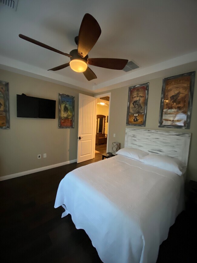 Building Photo - 826 Hemlock Ave