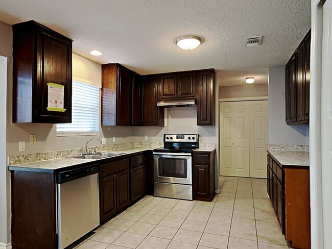 Building Photo - Spacious 3/2.5 Tudor Style Home!