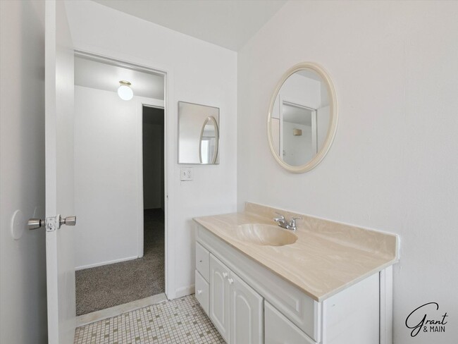 Building Photo - $1450 3 bedroom ranch