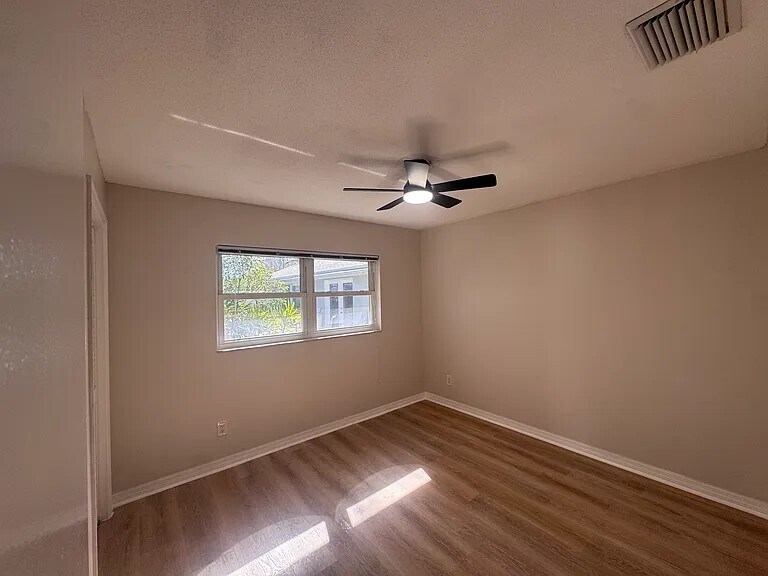 Building Photo - 5547 Kingswood Dr