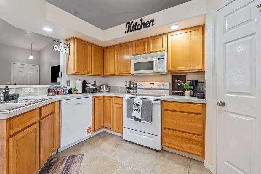 Building Photo - 727 W Clark Ave