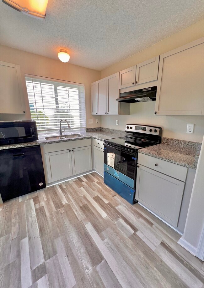 Building Photo - 6223 Cambridge Dr