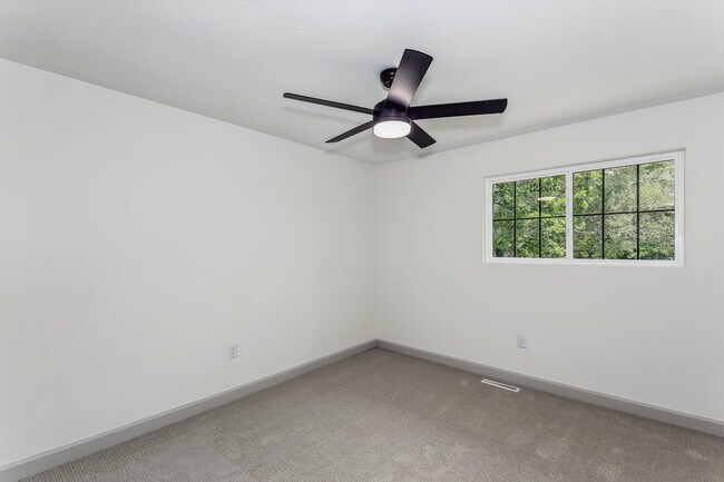 Building Photo - 2243 N Lynnwood Dr