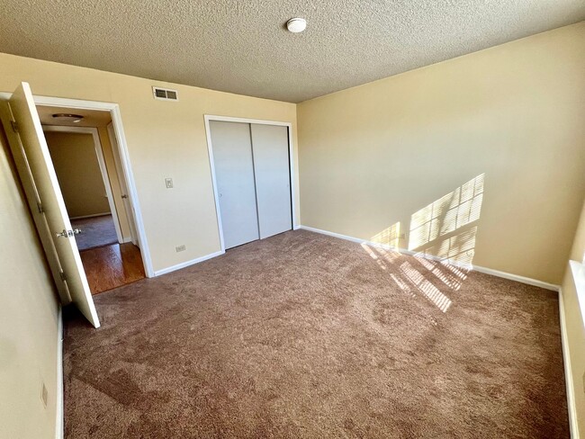 Building Photo - Evolve Real Estate: 2 Bedroom Condo in Den...