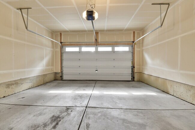 Building Photo - $2,620.95 - 3 Bed, 2.5 Bath Home in Aurora with AC and In Unit Laundry!