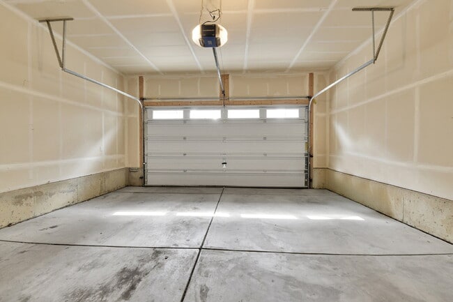 Building Photo - $2,720.95 - 3 Bed, 2.5 Bath Home in Aurora with AC and In Unit Laundry!