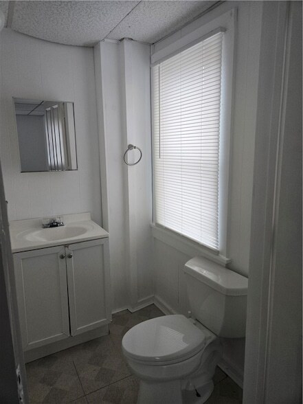 Building Photo - 93 White Rock Rd