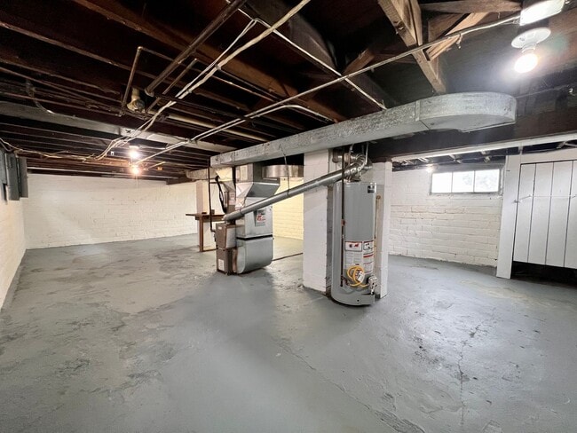 Building Photo - 3 Bedroom House