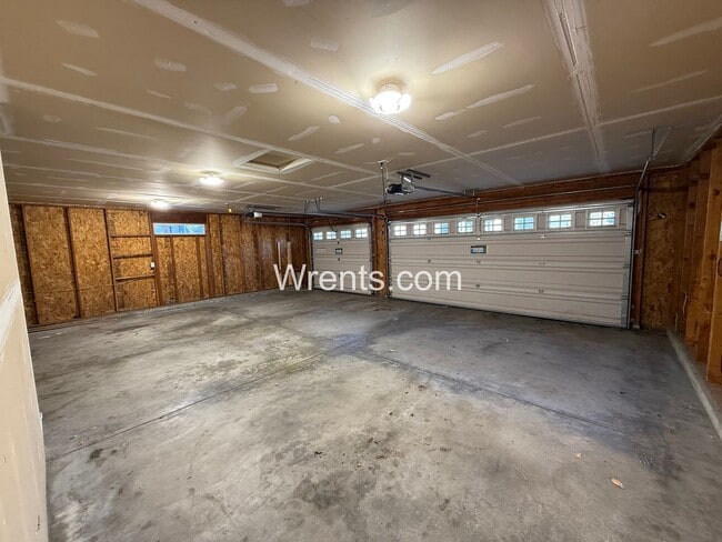 Building Photo - Beautiful 5-mile prairie home! Available now!