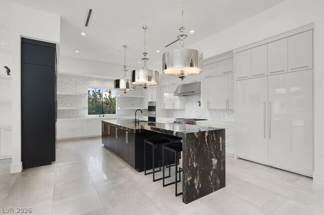 Building Photo - 20 Pebble Hills Ct