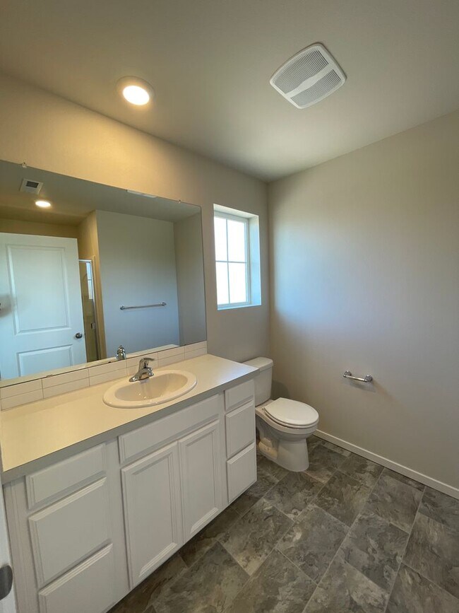 Building Photo - Town Home in NW Redmond's Canyon Ridge - PENDING APPLICATION