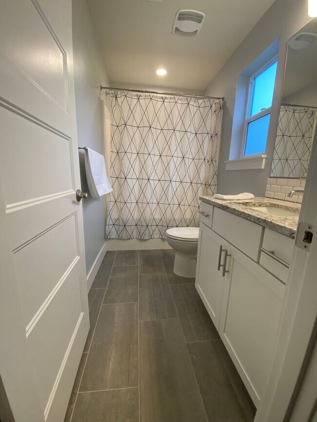 Building Photo - Great Location in Hood River Spacious 5-Bedroom Home with Private Bathrooms & Spacious Open Layout