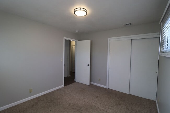 Building Photo - Charming 3 bedroom home on Corner Lot!