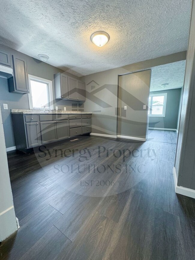Building Photo - Crestline Home Available Now