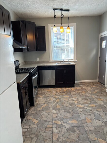 Building Photo - 302 E Albanus St