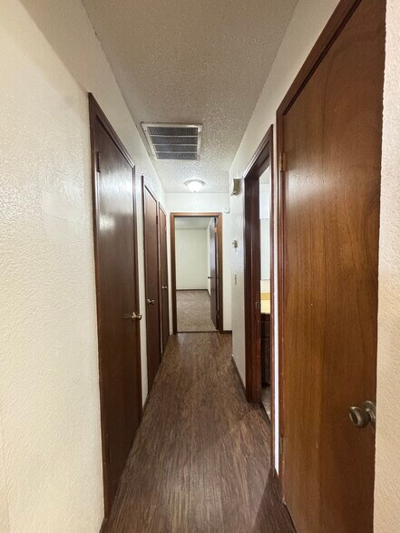 Building Photo - 9915 Larkspur Ln