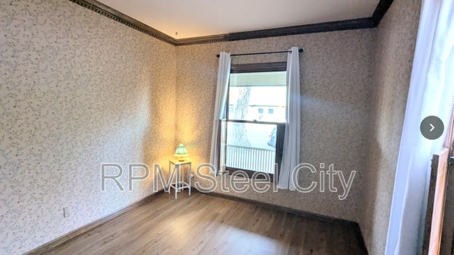 Building Photo - 512-512 1/2 W 10th St