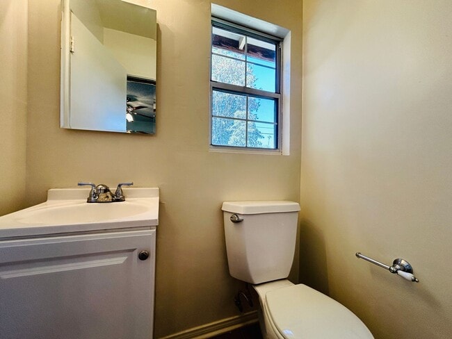 Building Photo - Delightful 3 bedroom 1 1/2 Bathroom Single...