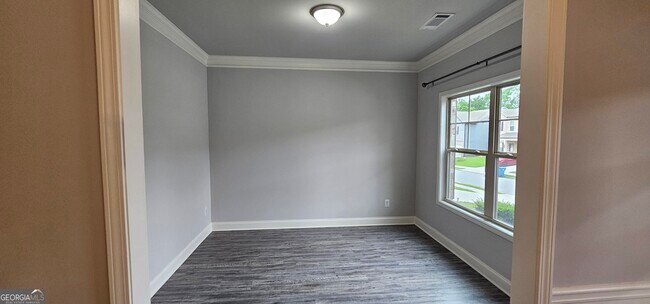 Building Photo - 352 Newshaw Dr